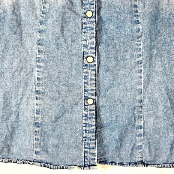 Torrid Chambray Western Pearl Snap Women's Size Large 0 Blue Chest Pockets Flaw - Picture 2 of 6